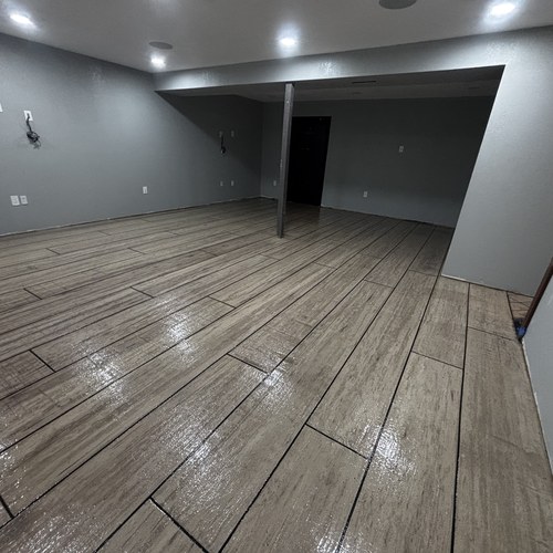 Wood-look basement epoxy flooring in San Antonio, TX